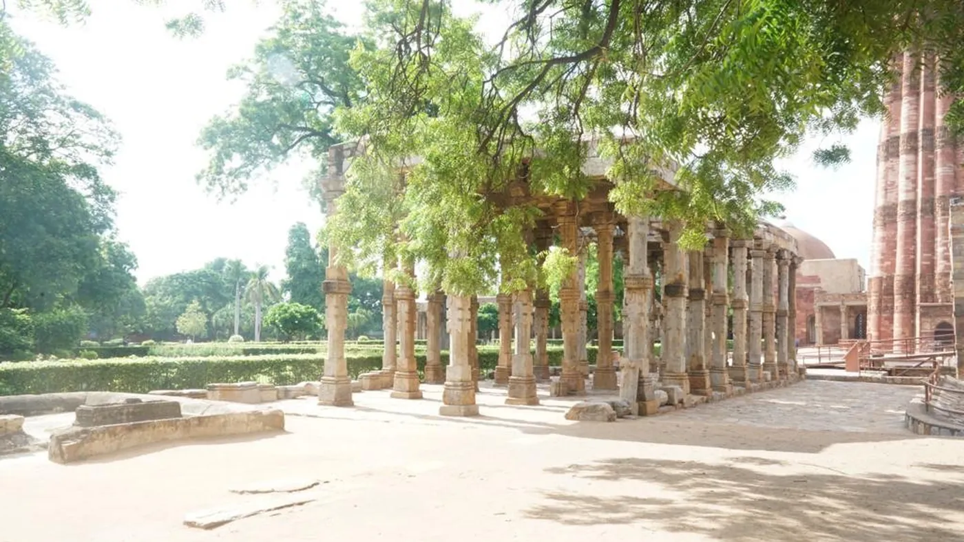 La columnata del complejo de Qutb en Delhi